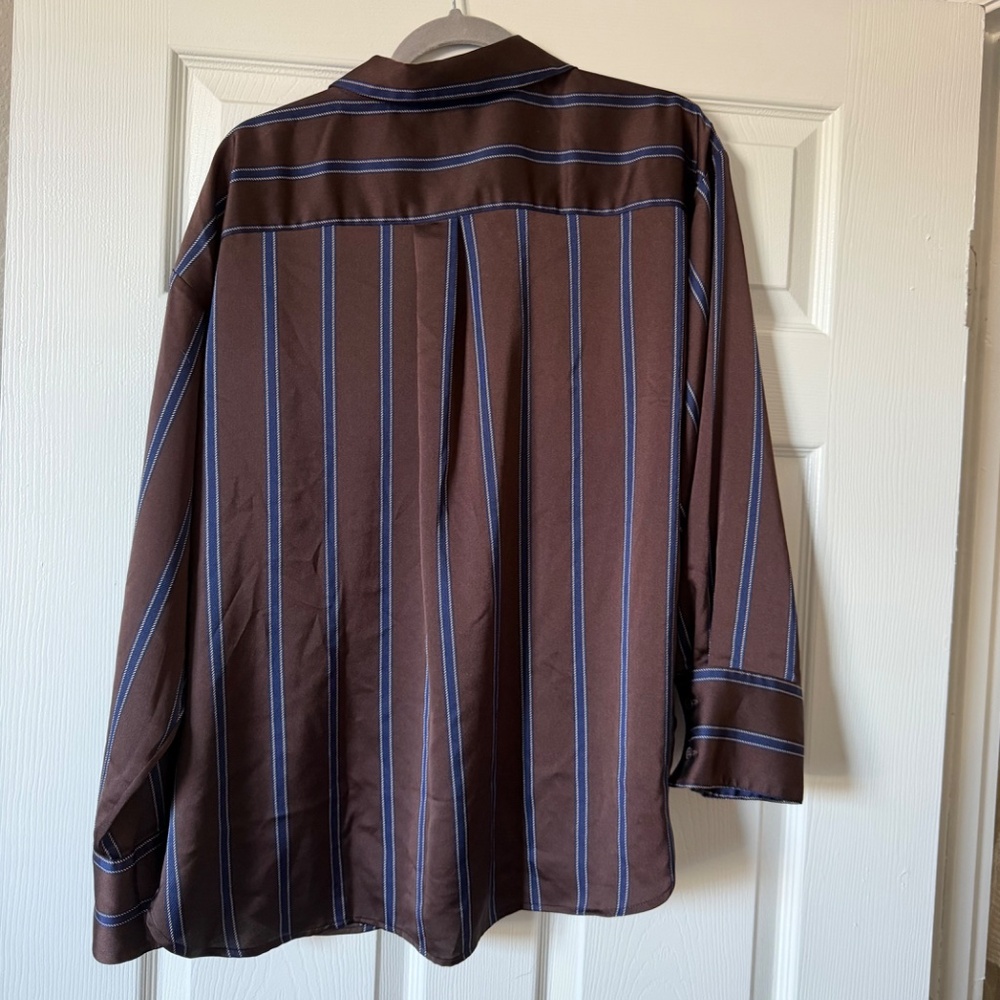 Button down - Picture 3 of 3